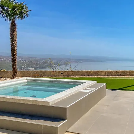 Beautiful In With Jacuzzi Holiday home *