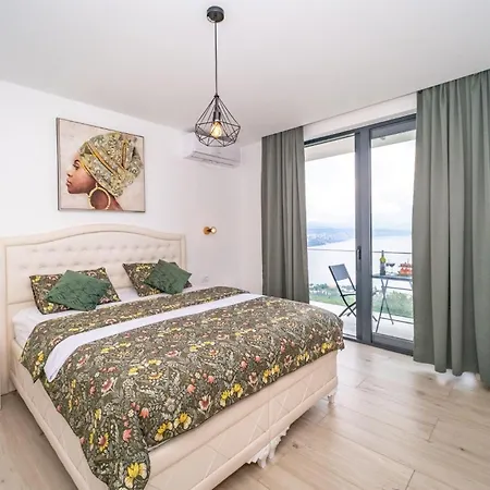 Beautiful In With Jacuzzi Holiday home *