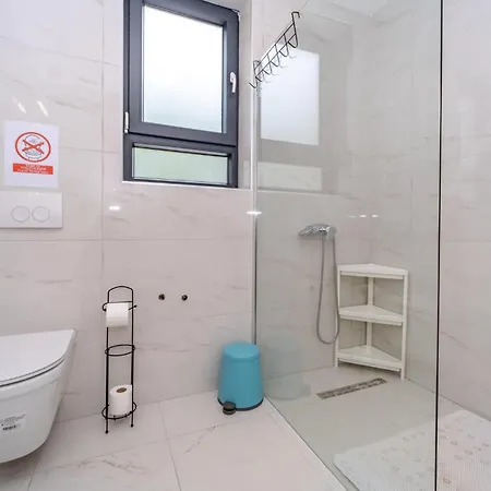 Beautiful In With Jacuzzi Holiday home *
