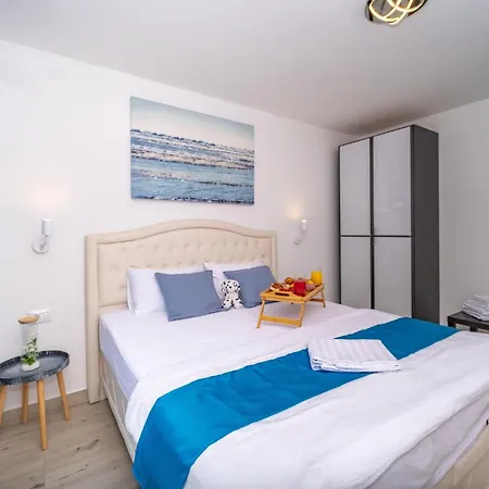 Beautiful In With Jacuzzi Holiday home