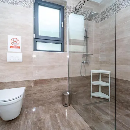 Beautiful In With Jacuzzi Holiday home
