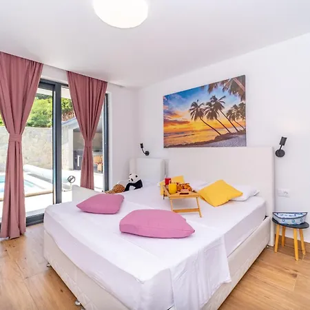 Beautiful In With Jacuzzi Holiday home