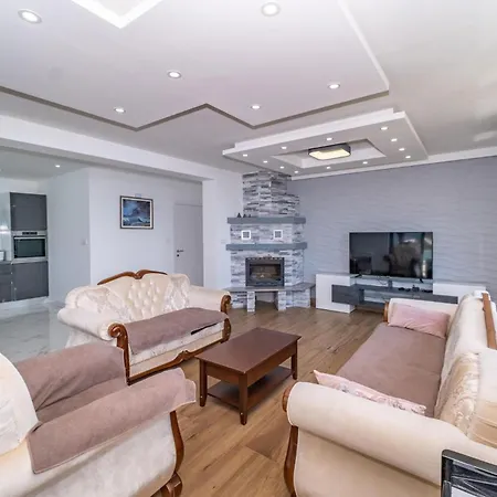 Beautiful In With Jacuzzi Holiday home