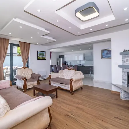 Beautiful In With Jacuzzi Holiday home