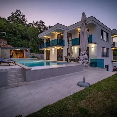 Beautiful In With Jacuzzi Holiday home *